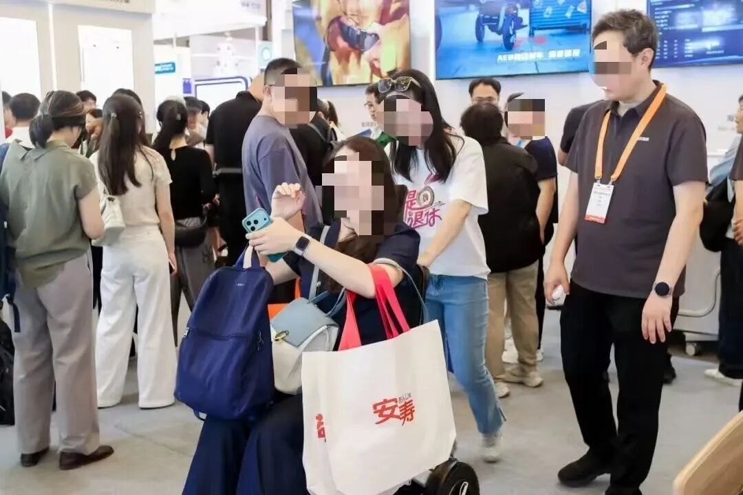 国内首款智能适老移动马桶落地：一键"召唤"至身边，AI精准排污，定价近3万元，离“普惠”刚需还有多远